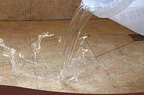 玉龙漏水维修 免砸砖防水材料该如何施工